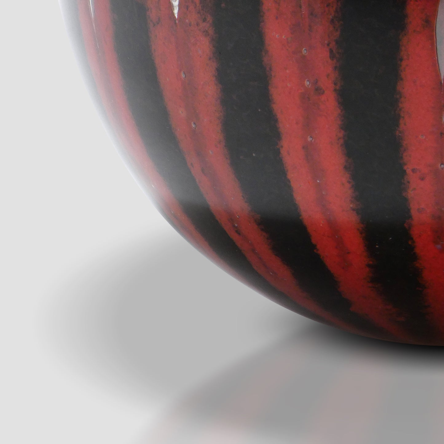 Small glass bowl Prumo dark with Red stripes - Detail_01 - Glasscor Store
