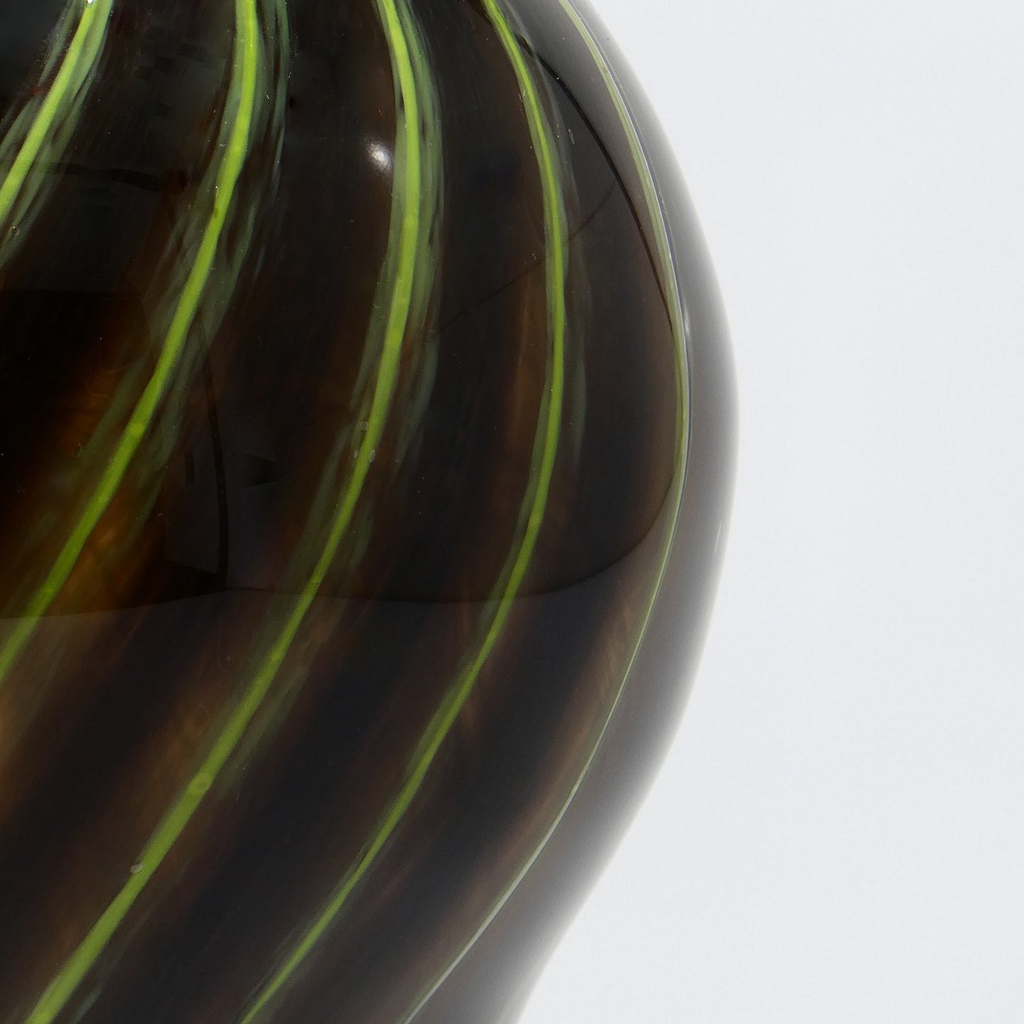 Small Prumo dark glass vase with green stripes, 26.5 cm tall and 9.5 cm wide - Glasscor Store