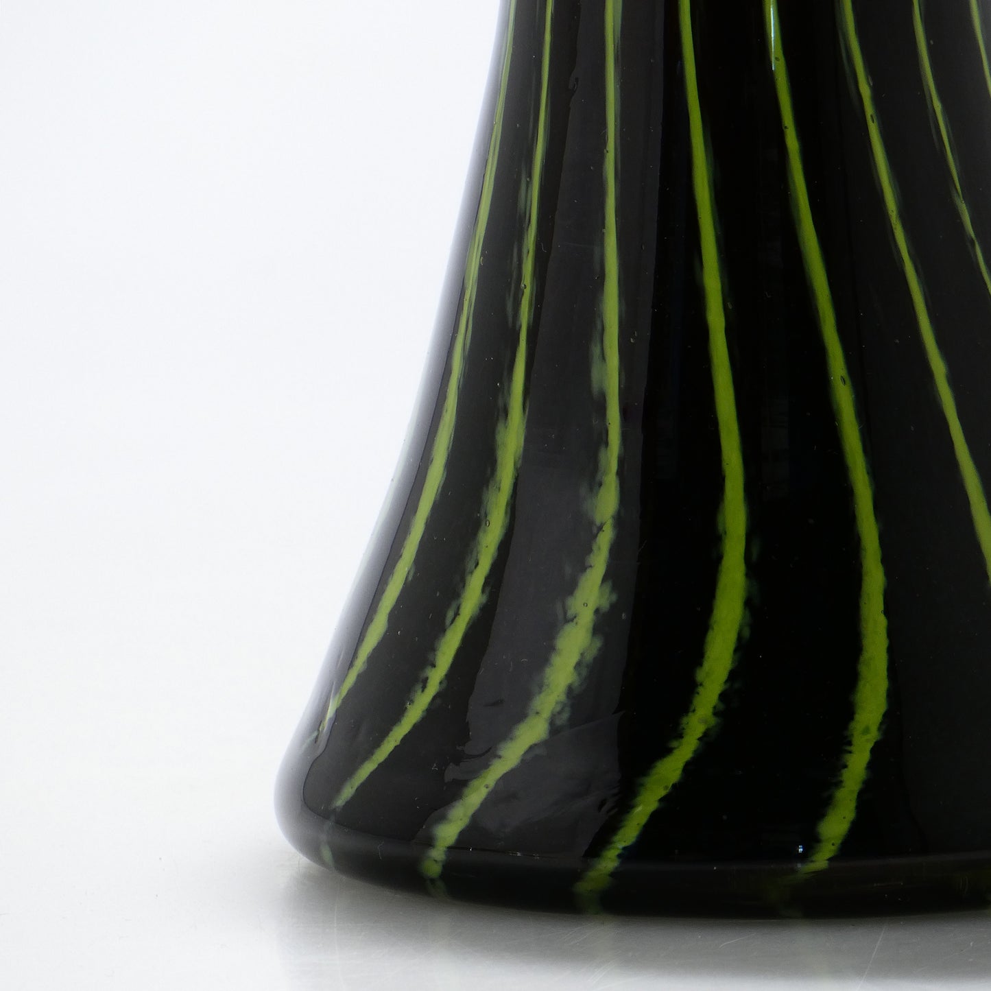 Small Prumo dark glass vase with green stripes, 26.5 cm tall and 9.5 cm wide - Glasscor Store