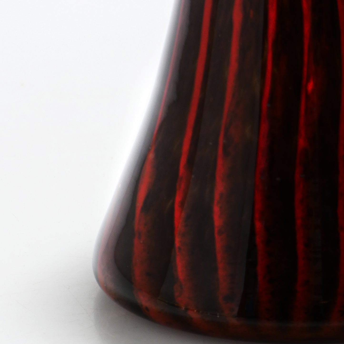 Small Prumo dark glass vase with red stripes, 26.5 cm tall and 9.5 cm wide - Glasscor Store