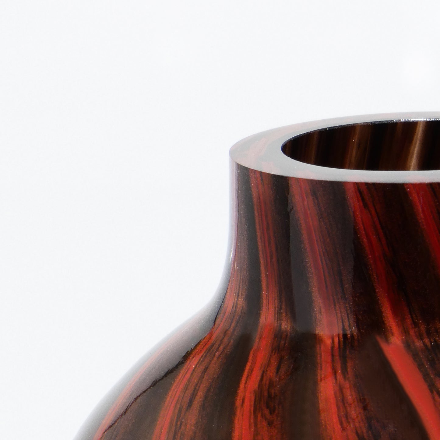 Small Prumo dark glass vase with red stripes, 26.5 cm tall and 9.5 cm wide - Glasscor Store