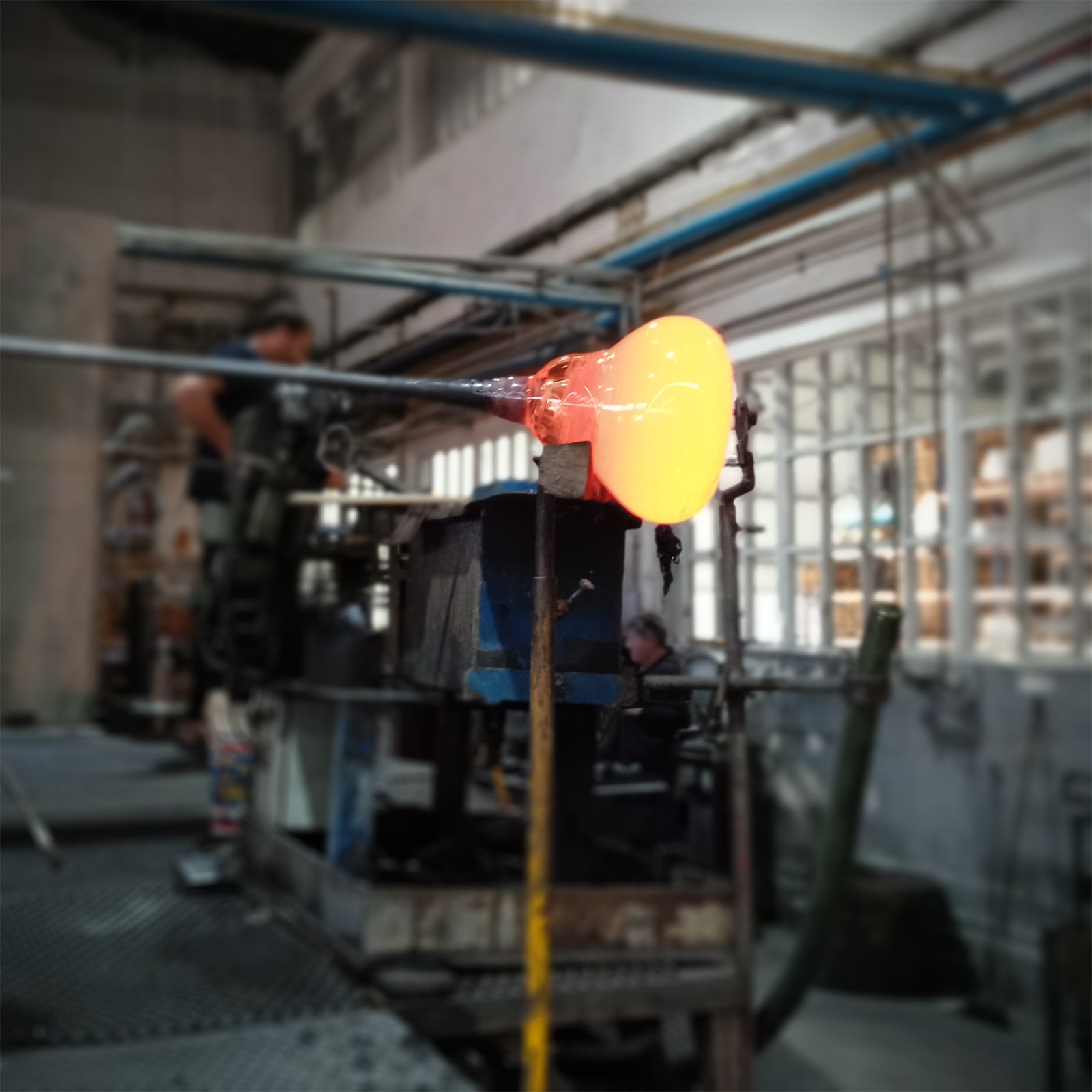 GLASS_PRODUCION-HAND_BLOWN-GLASSCOR-