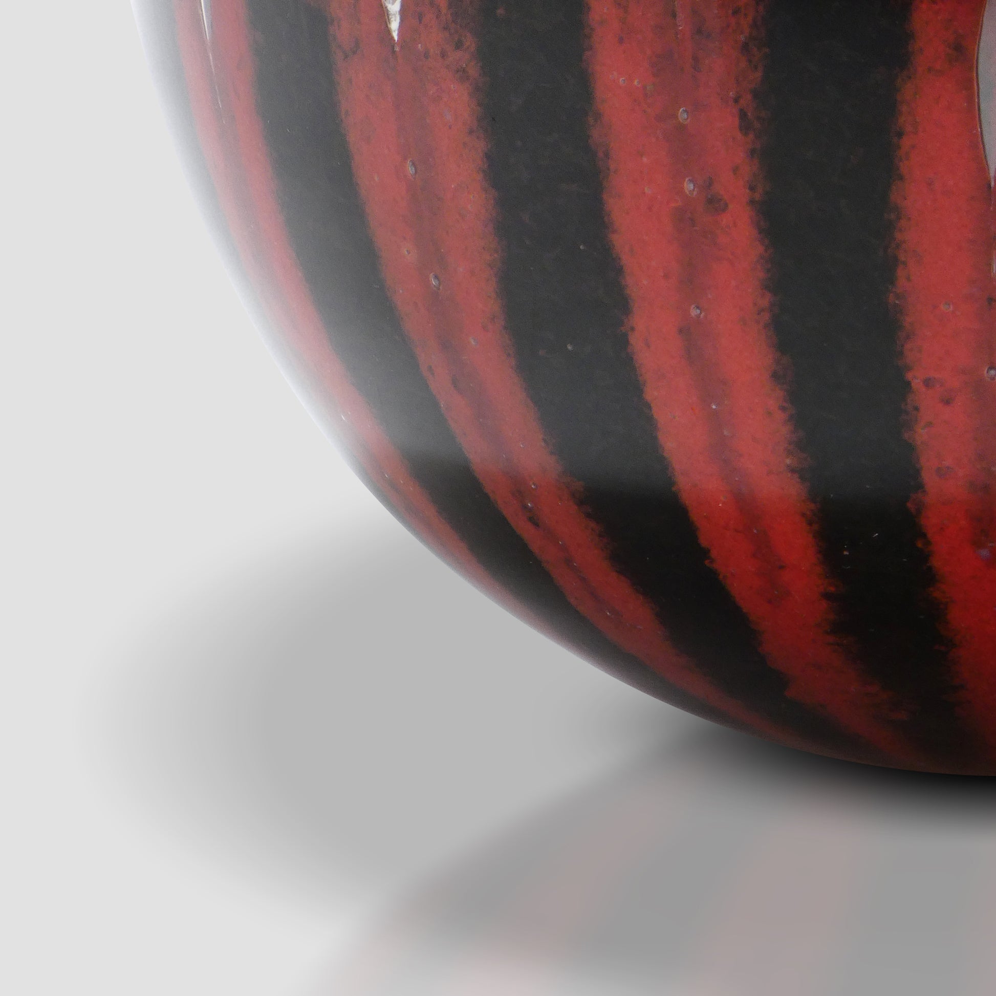 Small glass bowl Prumo dark  with Red stripes - Detail_01 - Glasscor Store 