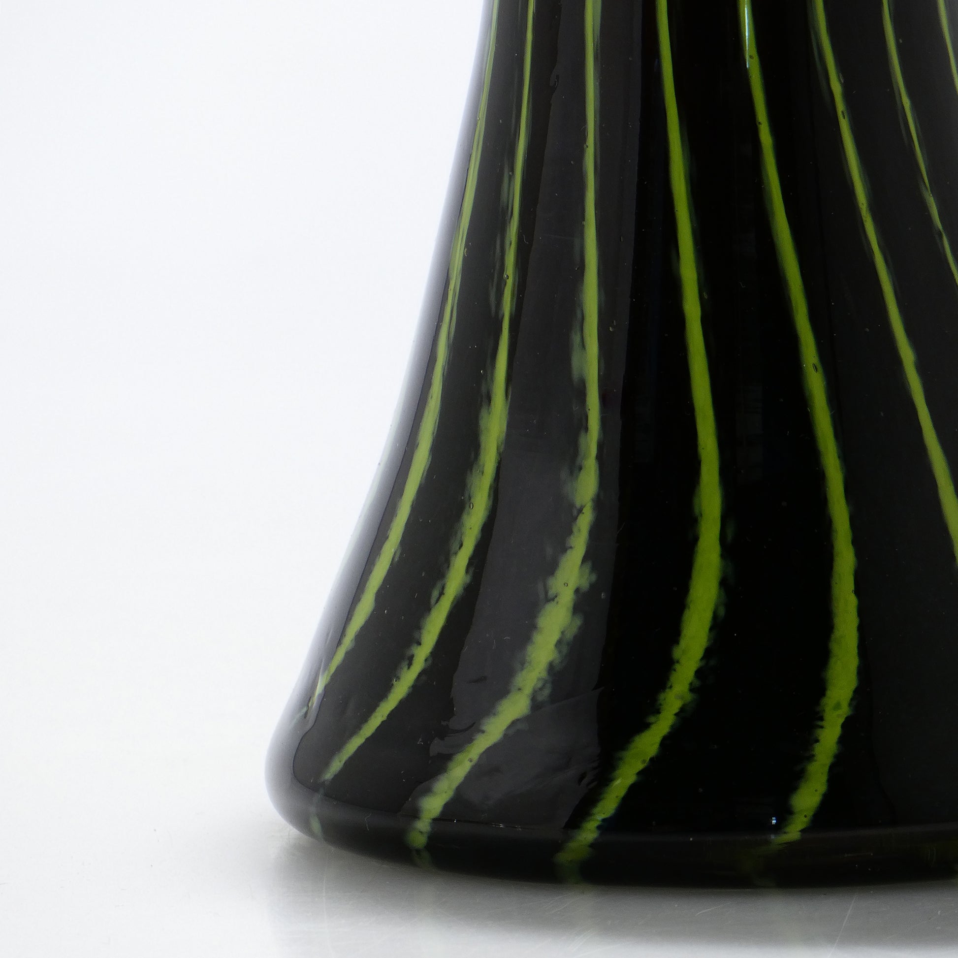 Small Prumo dark glass vase with green stripes, 26.5 cm tall and 9.5 cm wide - Glasscor Store