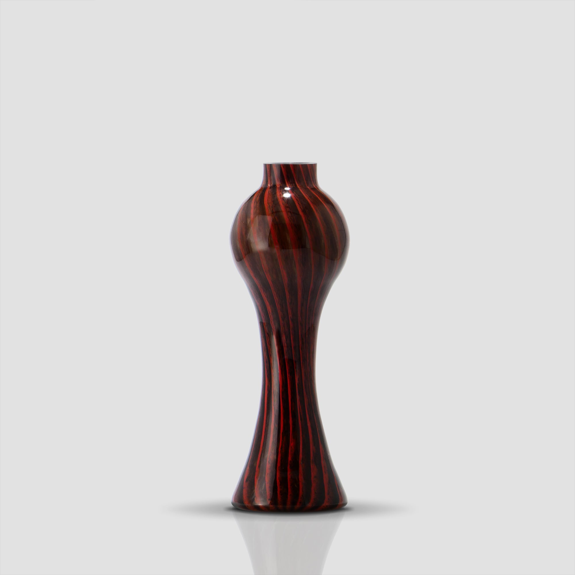 Small Prumo dark glass vase with red stripes, 26.5 cm tall and 9.5 cm wide - Glasscor Store - Video